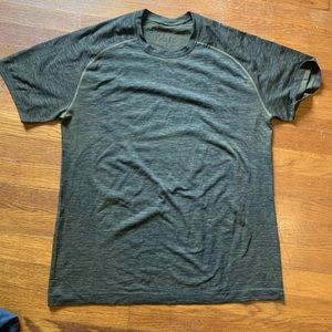 Lululemon t shirt